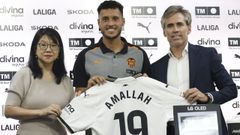 La presidenta del Valencia, la singapurense Layhoon Chan, en la presentacin el pasado verano de Selim Amallah como jugador che