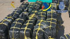 Abordan un velero repleto de fardos de coca�na