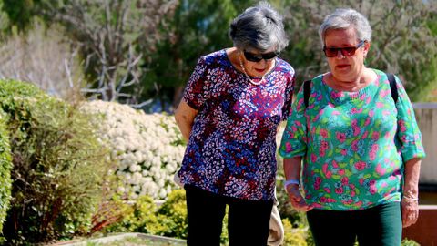 Pilar y Carmen paseando por el jardín de Trabensol.