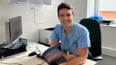 Marco Antonio Pascual con su novela negra Sobre nuestra costa