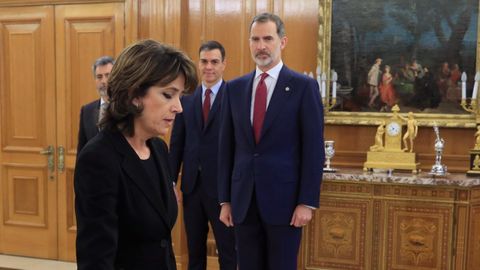 La nueva fiscala general del Estado prometiendo su cargo ante el rey y el presidente del Gobierno
