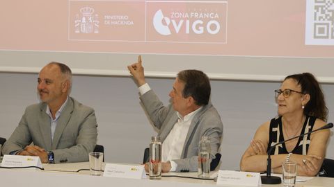 Abel Caballero, en el centro, en la presentaci�n del informe