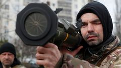 Un miembro del ej�rcito ucraniano porta un arma en Kiev 