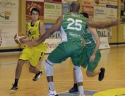 Una jugada del encuentro de la pasada campa�a entre el Xuven y el Zornotza en O Pombal. 