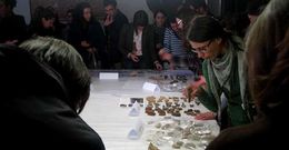 Visitantes observan los restos cer�micos encontrados en el yacimiento medieval de San V�tor.