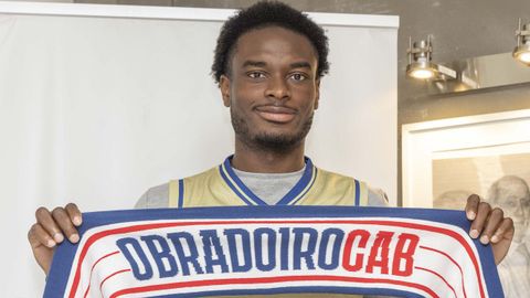 Caleb Agada, con una bufanda del Obradoiro