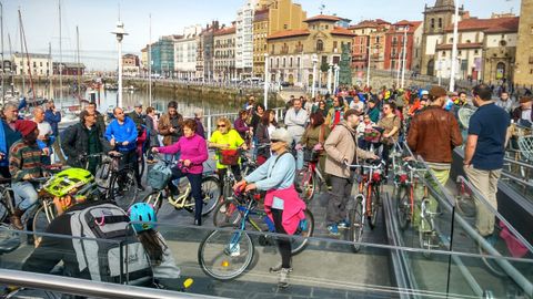 Peatones y ciclistas protestan contra la terraza de los jardines de la Reina, en Gijn