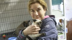 Pilar Villamar�n, con uno de los gatos que captur� esta semana para su esterilizaci�n y vacunaci�n en Moug�