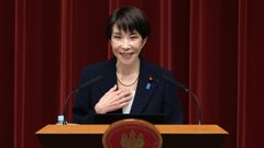 Sanae Takaichi en rueda de prensa.