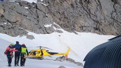 Bomberos del SEPA trasladan a un hombre al hospital tras sufrir un esguince en Cabrales