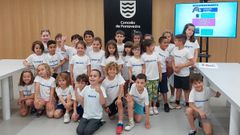 Los alumnos de primero del CEIP Praza de Barcelos  que forman parte la compa��a de �pera Bolimanes, este jueves en el Concello de Pontevedra