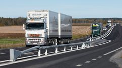 Foto del comienzo de un tramo del tipo 2+1 en una carretera de Catalu�a, que permite adelantar sin riesgo de colisi�n frontal