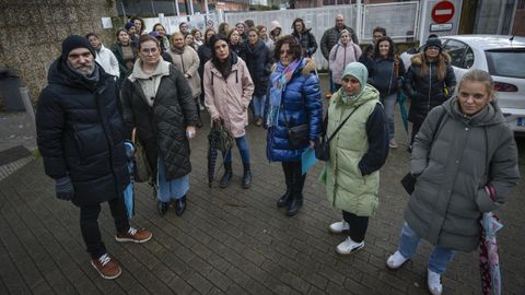 Fernando, Ver�nica, Olalla, Cristina, Nadia y Luciana, en primer t�rmino, este mi�rcoles en la entrada del CEP Campolongo, en Pontevedra, con otras madres y padres de alumnos