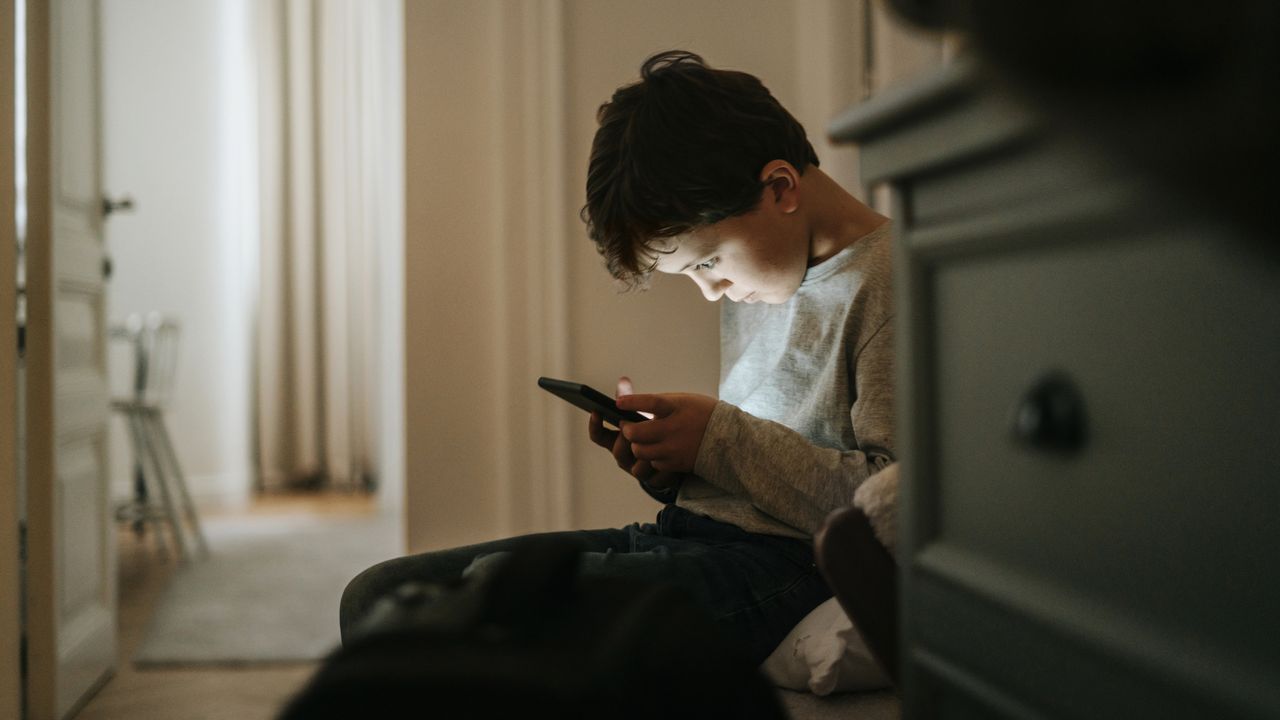 Los niños que usan pantallas más de 2 horas al día tienen más del doble de probabilidad de tener TDAH