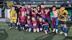 El equipo benjam�n del Cruces celebrando la victoria.