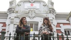 De izquierda a derecha, Marta Martinez y Duarniela de Andrade, retratadas en la puerta de la delegaci�n ferrolana de Cruz Roja 