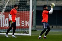 Casillas y Ad�n durante la sesi�n de ayer.