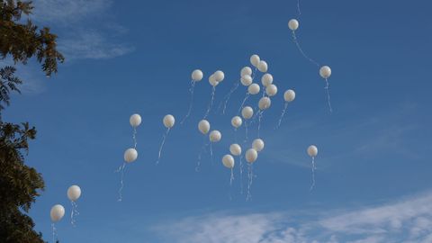 Amigos de la familia Zamorano fallecidos en el accidente de Adamuz, sueltan globos blancos tras la misa funeral celebrada en su memoria