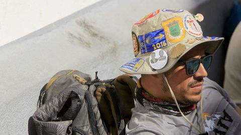 Un peregrino espera frente a la Oficina de Acogida donde las cuatro universitarias realizan el voluntariado