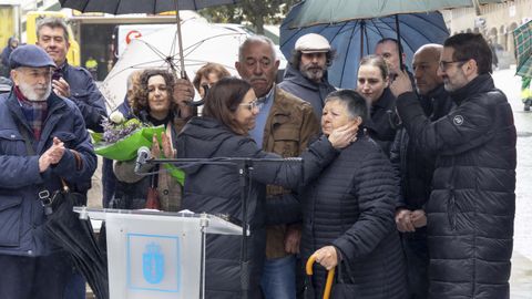 Ins Rey con la familia y compaeros de Pedro Brandariz. A la izquierda, El escritor y dibujante de La Voz de Galicia, Siro Lpez