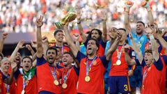 El delantero Mikel Merino levanta la copa de campeones del mundo.