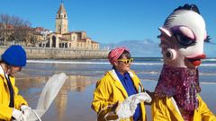 Cuca, la Sardina del Antroxu 2019, con sus acompa�antes en la playa de San Lorenzo