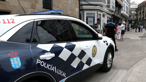 Una patrulla de la Polic�a Local de Ribeira durante un servicio de vigilancia en el centro
