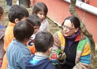 Profesores y padres ayudan en el proyecto a los escolares.