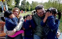 Jaime Rey, con su mujer y las tres menores que hace a�o y medio est�n acogidas en su casa.