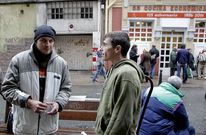 <span lang= es-es >La vida en el alambre</span>. Arriba Isaac y Nico, usuarios de la Cocina Econ�mica de A Coru�a, igual que Jes�s (abajo). En la otra foto, la d�rsena de Santiago, donde duermen cada noche decenas de sintecho.