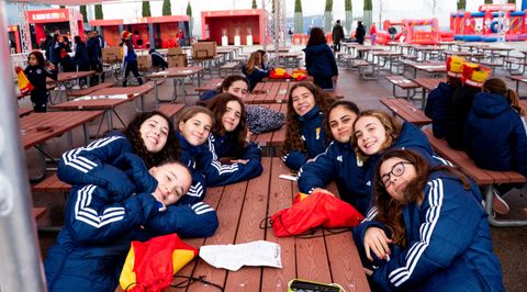 Jugadoras del Real Oviedo, en la fan zone del Metropolitano