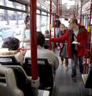 Carril reparti� folletos contra la subida del billete en el bus.