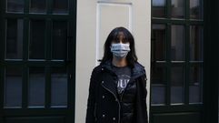 Marta, delante de la fachada del nuevo local que abrir�, que parece una met�fora de su existencia, ya que cuando algo se ti�e de oscuro ella siempre busca la parte m�s luminosa. 