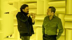 El director de �Feedback�, Pedro C. Alonso, da unas indicaciones al actor Eddie Marsan (Jarvis Dolan) durante el rodaje del filme en los estudios Tex 45 de Ordes