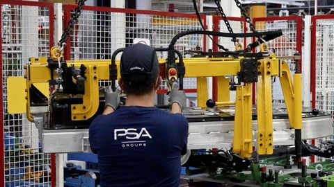 Imagen de archivo de un trabajador en una cadena de montaje de Stellantis.