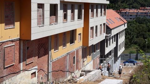 Edificios de Cubeli�os, en Ribeira, en los que se retom� la construcci�n