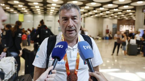 El seleccionador nacional de baloncesto femenino, el vigu�s Miguel M�ndez.