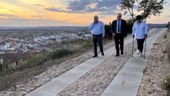 El alcalde Jos� Tome (en el centro) visita un tramo de la rehabilitada R�a Vella, en el n�cleo hist�rico de San Vicente, junto con el concejal Jos� Luis Losada y la teniente de alcalde Gloria Prada