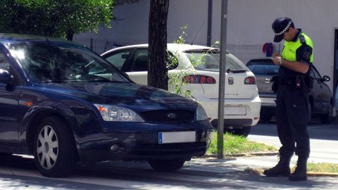 Foto de archivo de un polic�a poniendo una multa