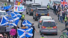 Independentistas escoceses se manifiestan durante una visita de Boris Johnson a Aberdeen