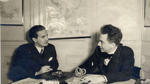 Chaves Nogales, a la derecha, en una agencia de noticias en Fleet Street, Londres, hacia 1943. 