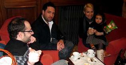 Soraya no ces� de firmar aut�grafos y posar para fotograf�as desde que lleg� a Sarria