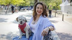 Shanna Jiménez, venezolana que se mudó a Vilagarcía desde Chile junto a su perra.