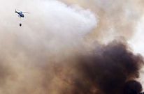 Un helic�ptero, ante el incendio de ayer en Caldas (m�s informaci�n en secci�n Galicia, p�g. 14).