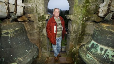 Julio L�pez Allegue en una imagen tomada en el monumental campanario de la iglesia de Santa Mari�a de Sillobre, entre las campanas a las que �l tanto quer�a