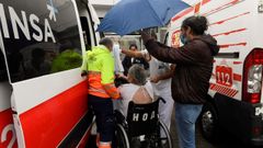 Enfermos del hospital de Arriondas son desalojados por las inundaciones.Enfermos del hospital de Arriondas son desalojados por las inundaciones