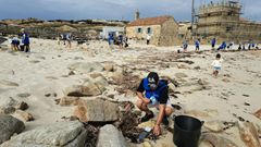 Los voluntarios recogieron elementos de pl�stico en el entorno de la playa del Almac�n