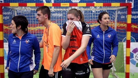 Las jugadoras del Super Amara Bera Bera lamentan su derrota frente al Mavi Nuevas Tecnologías, tras concluir la final de la XXXIX Copa de la Reina de balonmano femenino en partido que se ha disputado esta tarde en el pabellón de Ciudad Jardín de Málaga