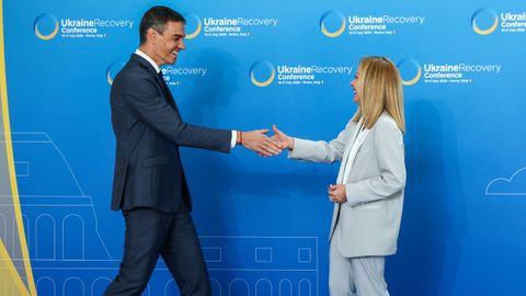 El presidente del Gobierno, Pedro Snchez, saluda a la primera ministra de Italia, Giorgia Meloni, en la cumbre celebrada en Roma para la recuperacin de Ucrania.