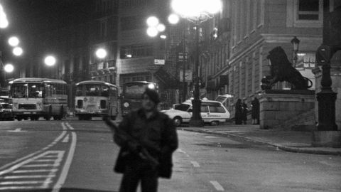 Un miembro del Grupo Especial de Operaciones de la Polic�a Nacional (GEO) vigila el exterior del Congreso de los Diputados el 23F.